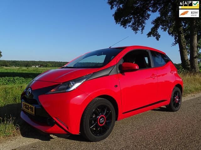 Rood Gebruikt 2014 Toyota Aygo X-play Hatchback | € 6.995 (Eerlijke prijs) - Afbeelding 1/4