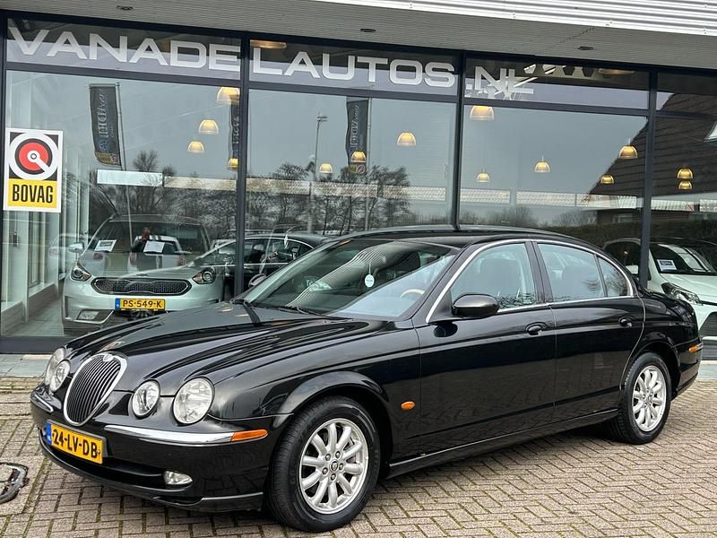 Zwart Occasion 2003 Jaguar S-Type Executive Sedan | € 2.949 (Eerlijke prijs) - Afbeelding 1/4