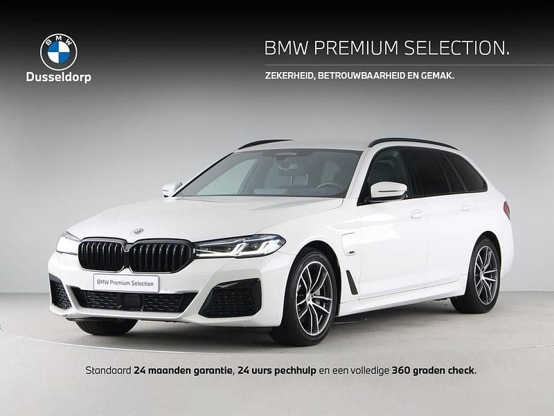 Wit Gebruikt 2022 BMW 530e Comfort Edition Stationwagen | € 43.950 (Eerlijke prijs) - Afbeelding 1/4