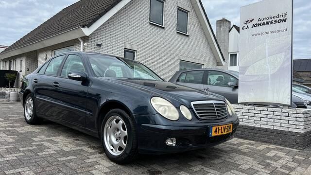Zwart, metallic lak Gebruikt 2003 Mercedes E200 Classic Sedan | € 1.000 (Super prijs) - Afbeelding 1/4