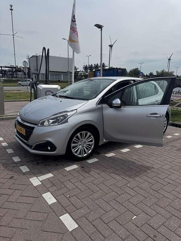 Grijs Gebruikt 2017 Peugeot 208 Allure Hatchback | € 10.000 (Eerlijke prijs) - Afbeelding 1/4