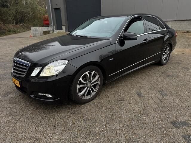 Zwart Gebruikt 2010 Mercedes E200 Avantgarde Sedan | € 8.900 (Goede deal) - Afbeelding 1/4