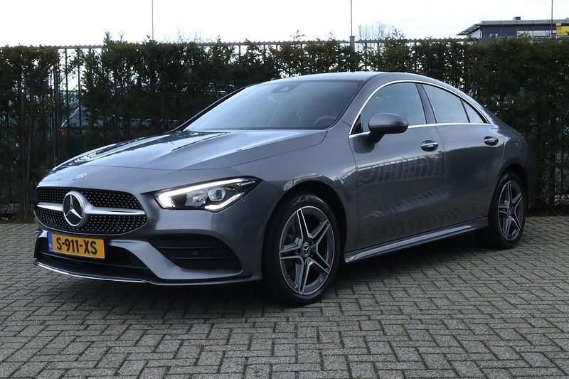 Grijs Occasion 2023 Mercedes CLA250e AMG line Sedan | € 34.900 (Goede deal) - Afbeelding 1/4