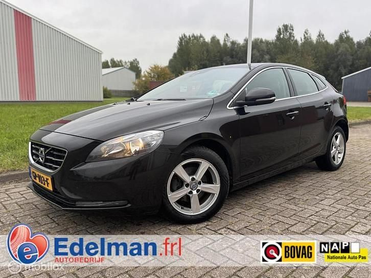 Zwart Gebruikt 2015 Volvo V40 Business Edition Hatchback | € 5.950 (Super prijs) - Afbeelding 1/4