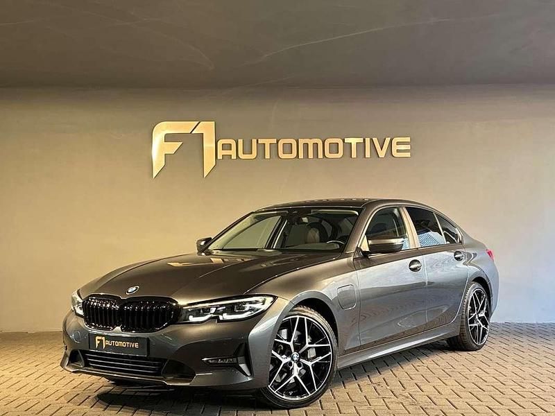Grijs (metallic) Occasion 2019 BMW 330e Executive Sedan | € 29.800 (Eerlijke prijs) - Afbeelding 1/3