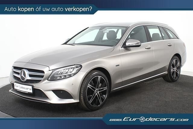 Grijs, metallic lak Gebruikt 2020 Mercedes C300 Sedan | € 25.850 (Super prijs) - Afbeelding 1/4
