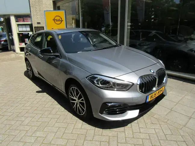 Grijs Gebruikt 2024 BMW 118 Basis Hatchback | € 29.900 (Goede deal) - Afbeelding 1/4