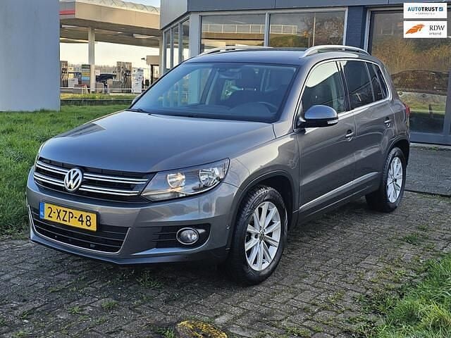 Grijs (metallic) Occasion 2014 VW Tiguan Sport SUV | € 9.950 (Eerlijke prijs) - Afbeelding 1/4