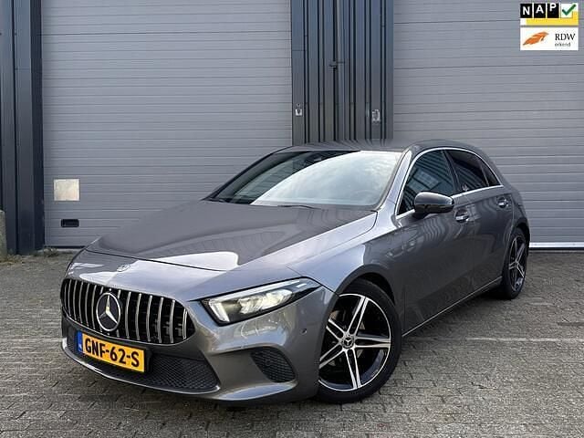 Grijs Gebruikt 2019 Mercedes A180 Premium Plus Hatchback | € 22.450 (Iets duurder) - Afbeelding 1/4