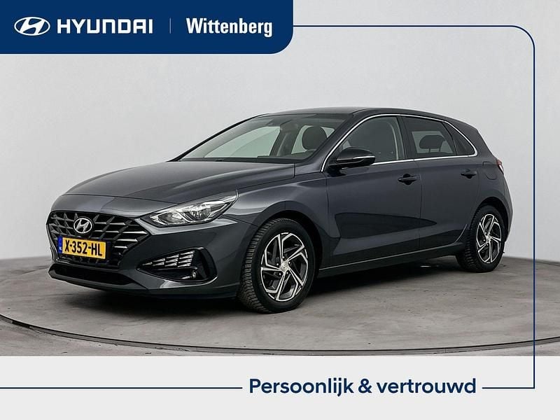 Zwart Occasion 2023 Hyundai i30 Comfort Hatchback | € 19.900 (Eerlijke prijs) - Afbeelding 1/3