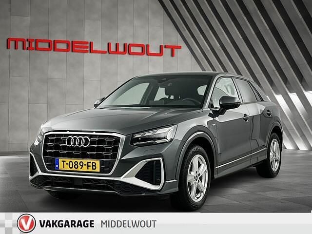 Grijs Gebruikt 2023 Audi Q2 Ambiente SUV | € 29.950 (Eerlijke prijs) - Afbeelding 1/4