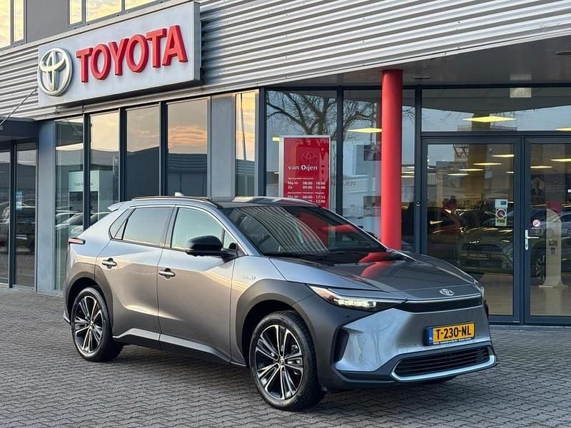 Grijs Occasion 2023 Toyota bZ4X Premium SUV | € 37.495 (Eerlijke prijs) - Afbeelding 1/4