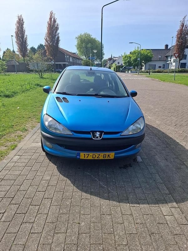 Blauw (metallic) Gebruikt 2000 Peugeot 206 Hatchback | € 850 - Afbeelding 1/4