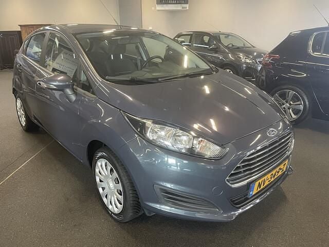 Grijs (metallic) Gebruikt 2015 Ford Fiesta Hatchback | € 6.950 (Eerlijke prijs) - Afbeelding 1/4