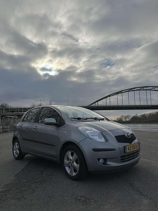 Occasion Toyota Yaris Luna 87 PK (63 kW) 2007 Grijs Hatchback