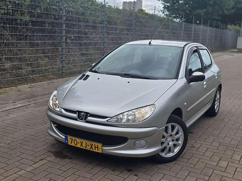Zilver Gebruikt 2007 Peugeot 206 Forever Hatchback | € 2.150 (Eerlijke prijs) - Afbeelding 1/4