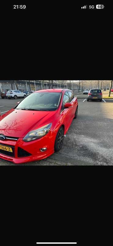 Rood Gebruikt 2013 Ford Focus Hatchback | € 5.500 (Eerlijke prijs) - Afbeelding 1/4