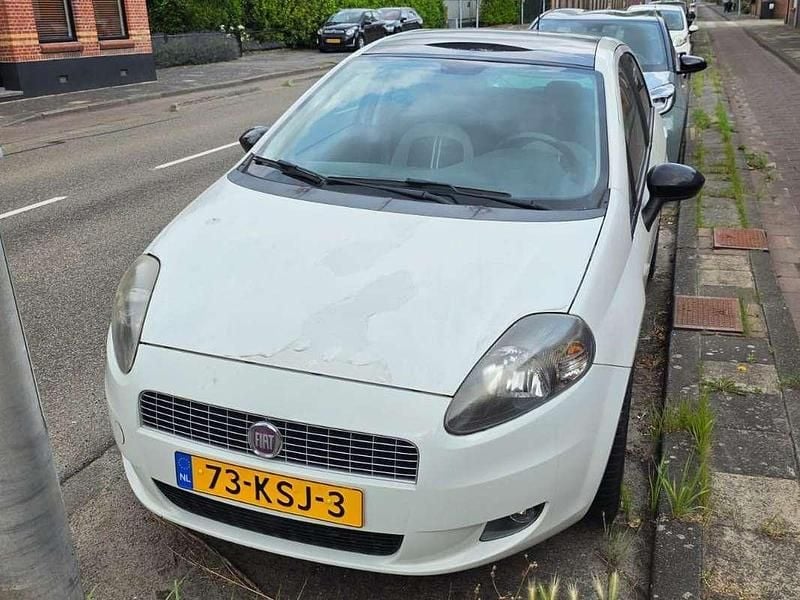 Wit Gebruikt 2010 Fiat Punto Hatchback | € 2.500 (Goede deal) - Afbeelding 1/4