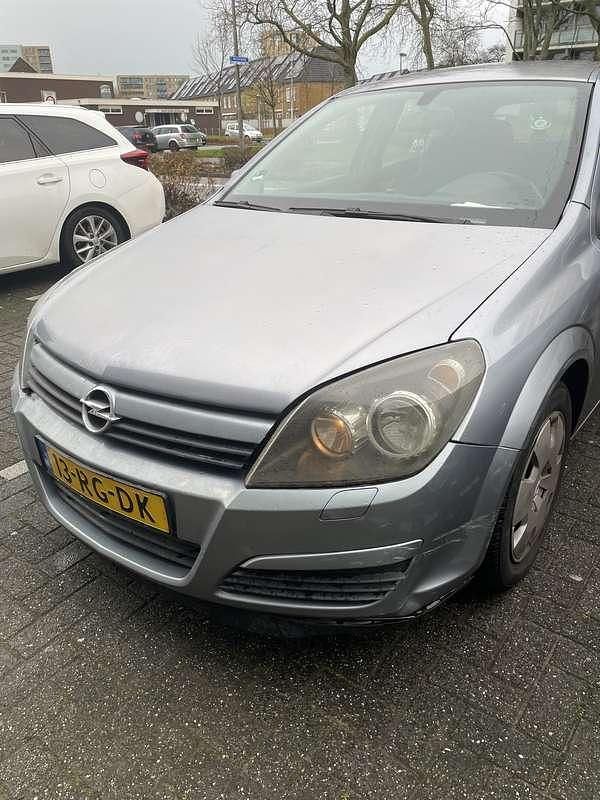 Grijs Occasion 2005 Opel Astra Hatchback | € 900 (Goede deal) - Afbeelding 1/4