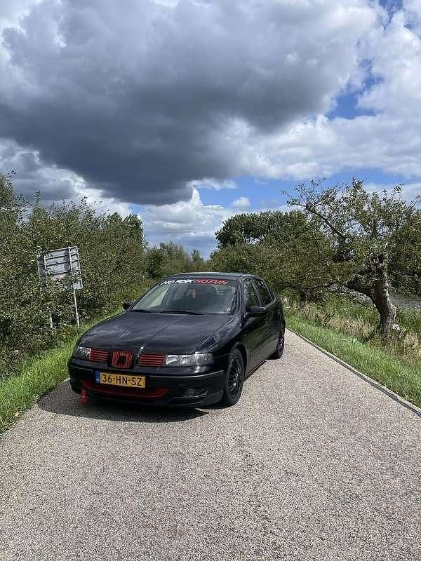 Zwart Gebruikt 2001 Seat Leon Sport Hatchback | € 1.650 - Afbeelding 1/4