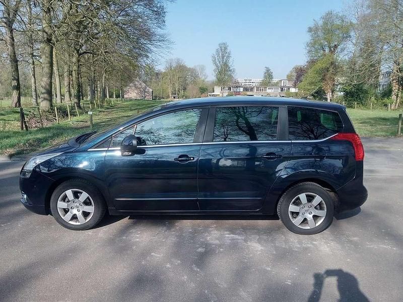 Blauw Gebruikt 2011 Peugeot 5008 MPV | € 4.250 (Iets duurder) - Afbeelding 1/4