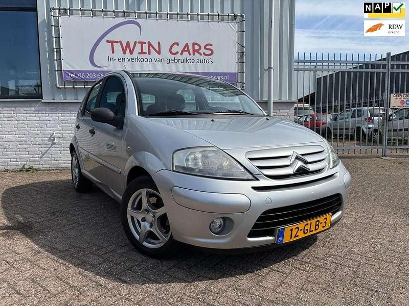 Grijs, metallic lak Gebruikt 2008 Citroën C3 Hatchback | € 2.995 (Eerlijke prijs) - Afbeelding 1/4