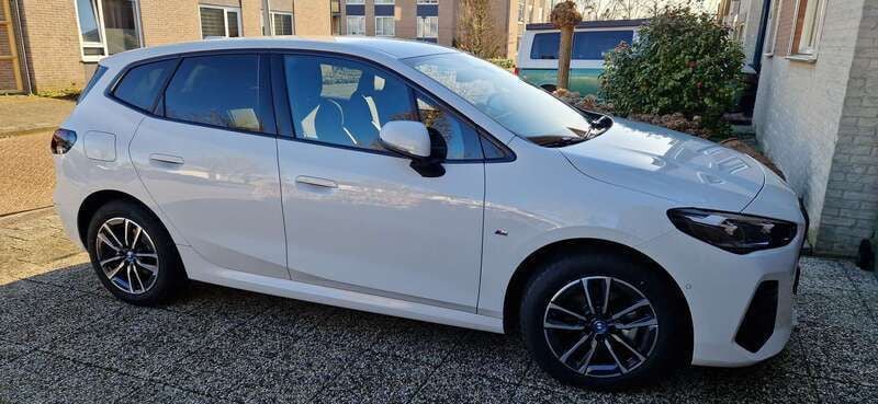 Wit Gebruikt 2024 BMW 225 Sport Line Stationwagen | € 40.250 - Afbeelding 1/4