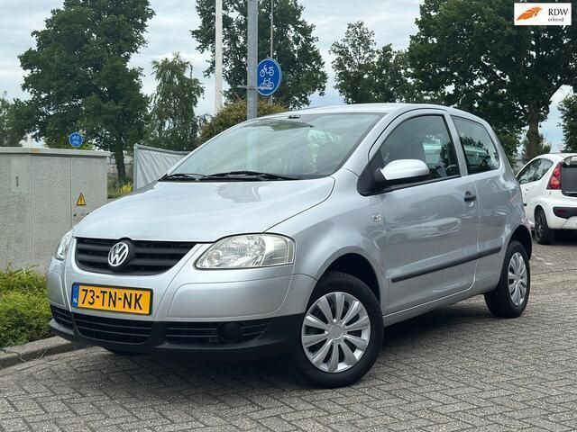 Grijs, metallic lak Gebruikt 2006 VW Fox Trendline Hatchback | € 1.750 (Eerlijke prijs) - Afbeelding 1/4