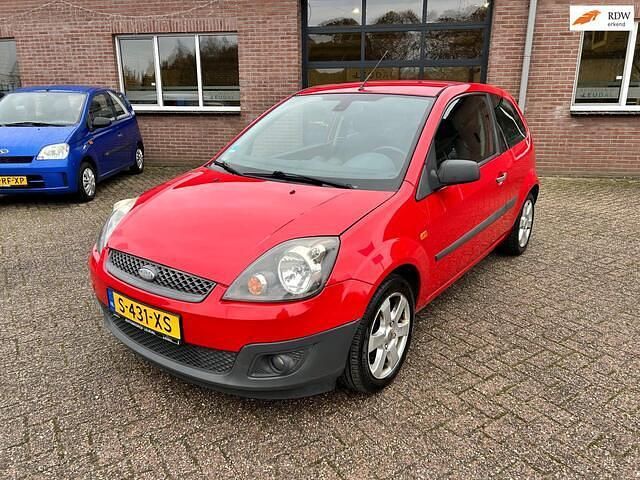 Rood Gebruikt 2007 Ford Fiesta Cool & Sound Edition Hatchback | € 1.750 (Eerlijke prijs) - Afbeelding 1/4