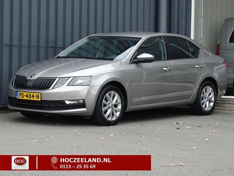 Hatchback Gebruikt 2017 Skoda Octavia Business Line Hatchback | € 10.945 (Eerlijke prijs) - Afbeelding 1/4