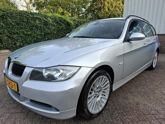 Grijs Gebruikt 2008 BMW 318 Executive Stationwagen | € 1.395 (Super prijs) - Afbeelding 1/3