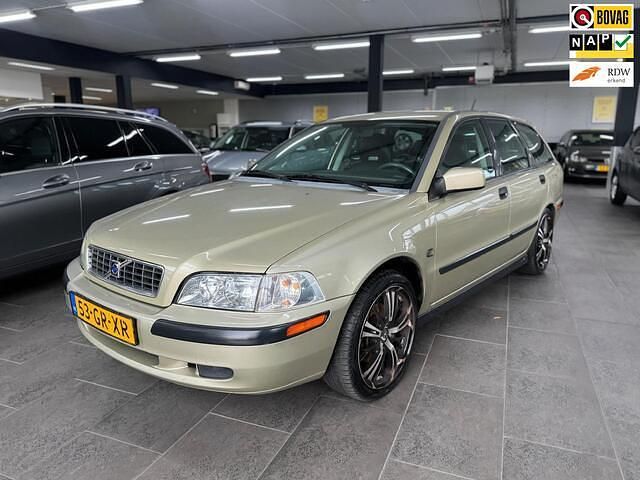 Beige (metallic) Gebruikt 2001 Volvo V40 Dynamic Stationwagen | € 1.950 (Iets duurder) - Afbeelding 1/4