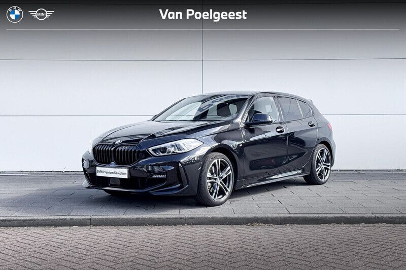 Saphirschwarz metallic (zwart metallic) Gebruikt 2024 BMW 118 Basis Hatchback | € 36.900 (Eerlijke prijs) - Afbeelding 1/4