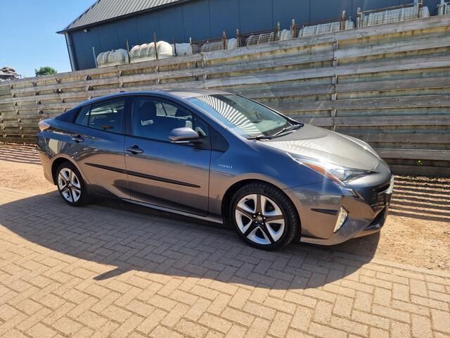 Grijs, metallic lak Gebruikt 2016 Toyota Prius Hatchback | € 13.950 (Eerlijke prijs) - Afbeelding 1/4