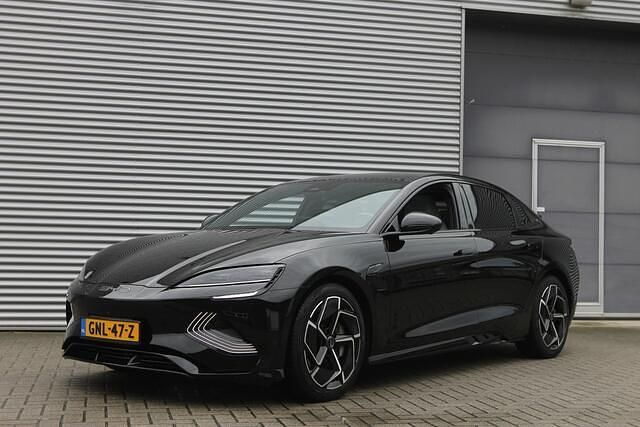 Zwart, metallic lak Gebruikt 2024 BYD Seal Design Sedan | € 36.999 (Eerlijke prijs) - Afbeelding 1/4