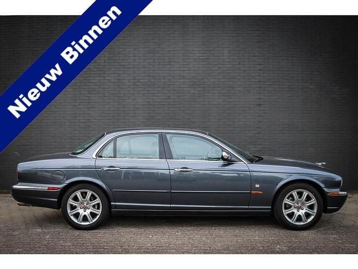 Grijs, metallic lak Gebruikt 2004 Jaguar XJ Executive Sedan | € 12.950 (Goede deal) - Afbeelding 1/4