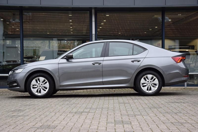 Occasion Skoda Octavia Business Line 110 PK (80 kW) 2022 Grijs Hatchback