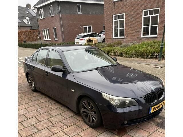 Blauw (metallic) Occasion 2003 BMW 530 Executive Sedan | € 1.650 (Goede deal) - Afbeelding 1/4
