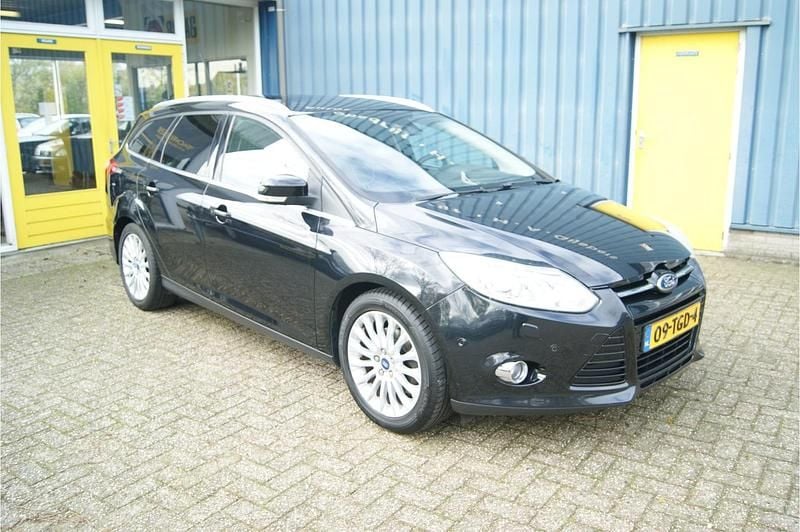 Zwart Occasion 2012 Ford Focus Titanium Stationwagen | € 5.950 (Iets duurder) - Afbeelding 1/4