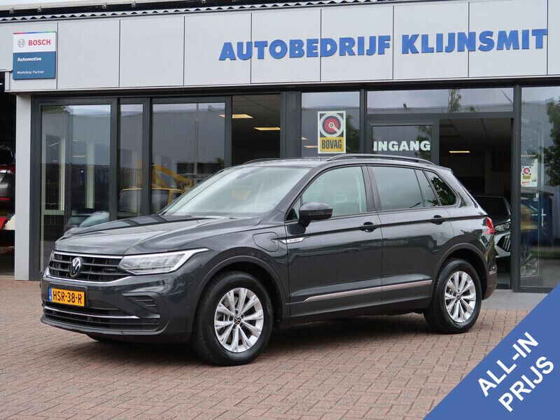 Grijs Gebruikt 2022 VW Tiguan Life SUV | € 32.450 (Eerlijke prijs) - Afbeelding 1/4