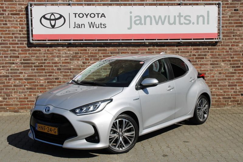 Grijs Gebruikt 2022 Toyota Yaris Hybrid Executive Hatchback | € 25.450 (Eerlijke prijs) - Afbeelding 1/4