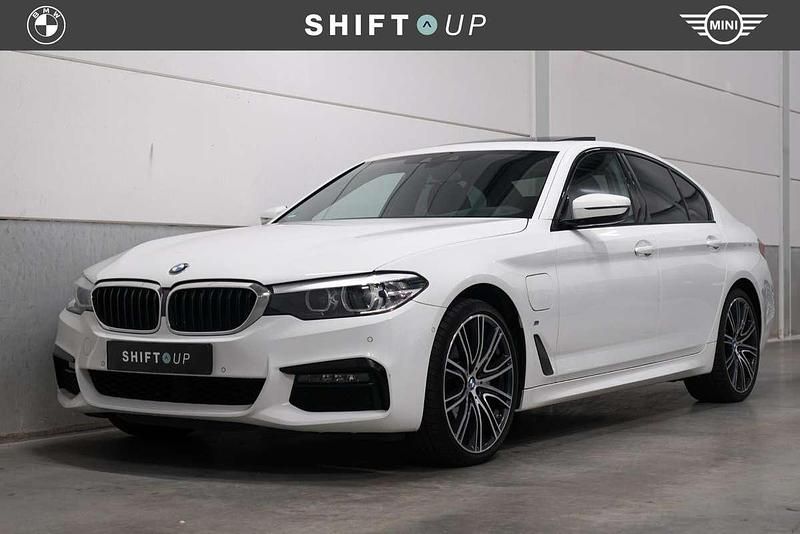 Grijs, metallic lak Gebruikt 2020 BMW 530e M Sport Sedan | € 27.940 (Goede deal) - Afbeelding 1/3