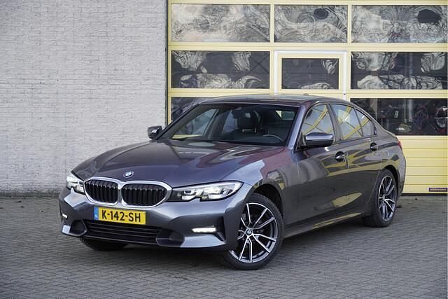 Grijs Gebruikt 2021 BMW 318 Executive Sedan | € 24.950 (Super prijs) - Afbeelding 1/4
