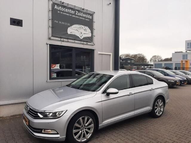 Grijs, metallic lak Gebruikt 2018 VW Passat Comfortline Sedan | € 13.949 (Eerlijke prijs) - Afbeelding 1/4