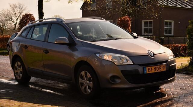 Grijs Gebruikt 2010 Renault Mégane GrandTour Authentique Stationwagen | € 3.650 (Eerlijke prijs) - Afbeelding 1/4