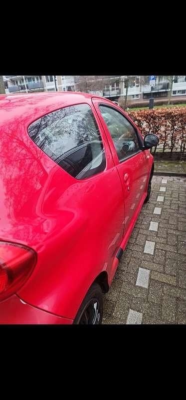 Occasion Toyota Aygo 68 PK (50 kW) 2005 Rood Hatchback
