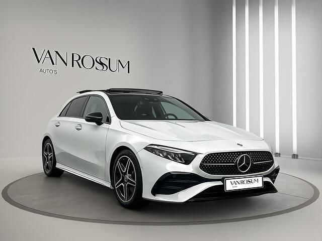Wit Gebruikt 2023 Mercedes A200 Premium Hatchback | € 38.950 (Duur) - Afbeelding 1/4