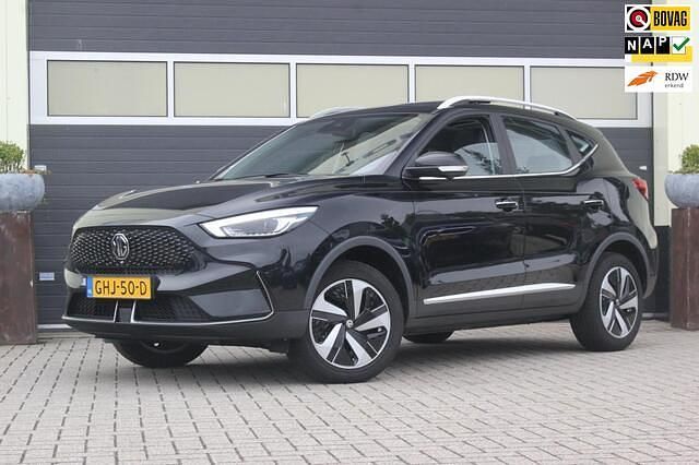 Zwart, metallic lak Gebruikt 2024 MG ZS Luxury Sedan | € 21.400 (Goede deal) - Afbeelding 1/4