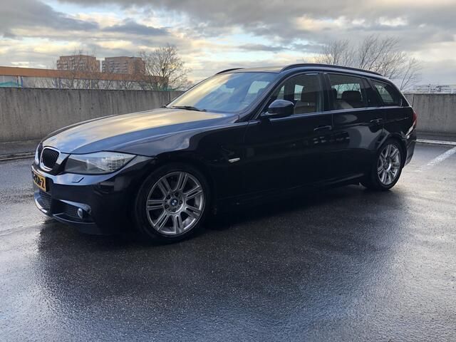 Zwart Gebruikt 2012 BMW 318 M Sport Stationwagen | € 6.350 (Eerlijke prijs) - Afbeelding 1/4