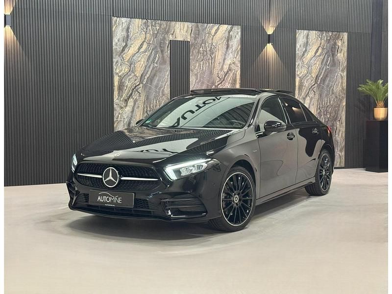 Zwart Gebruikt 2021 Mercedes A250 Business Sedan | € 28.950 (Eerlijke prijs) - Afbeelding 1/4